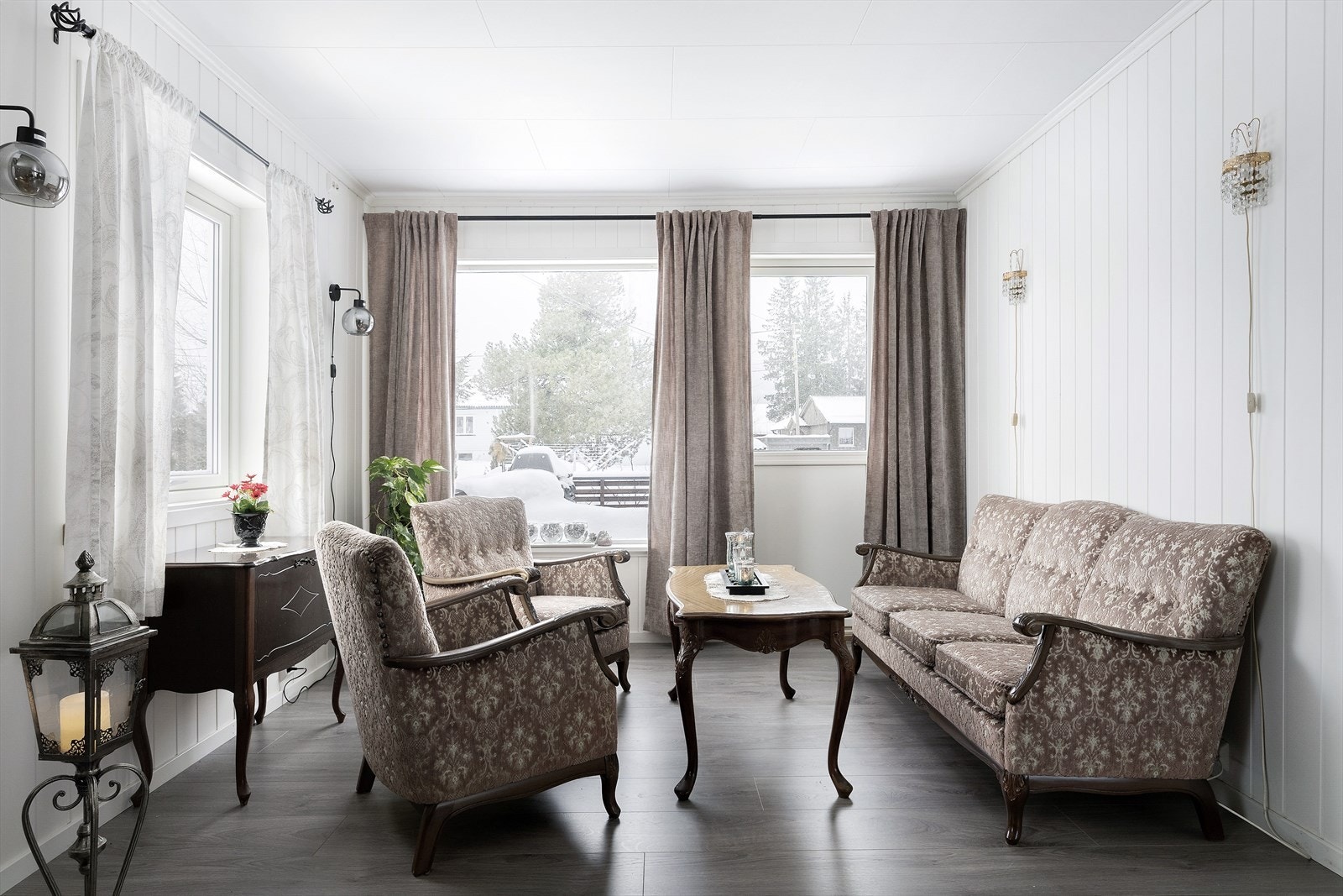 Lys og luftig stue med flotte vindusflater. Galleribilde