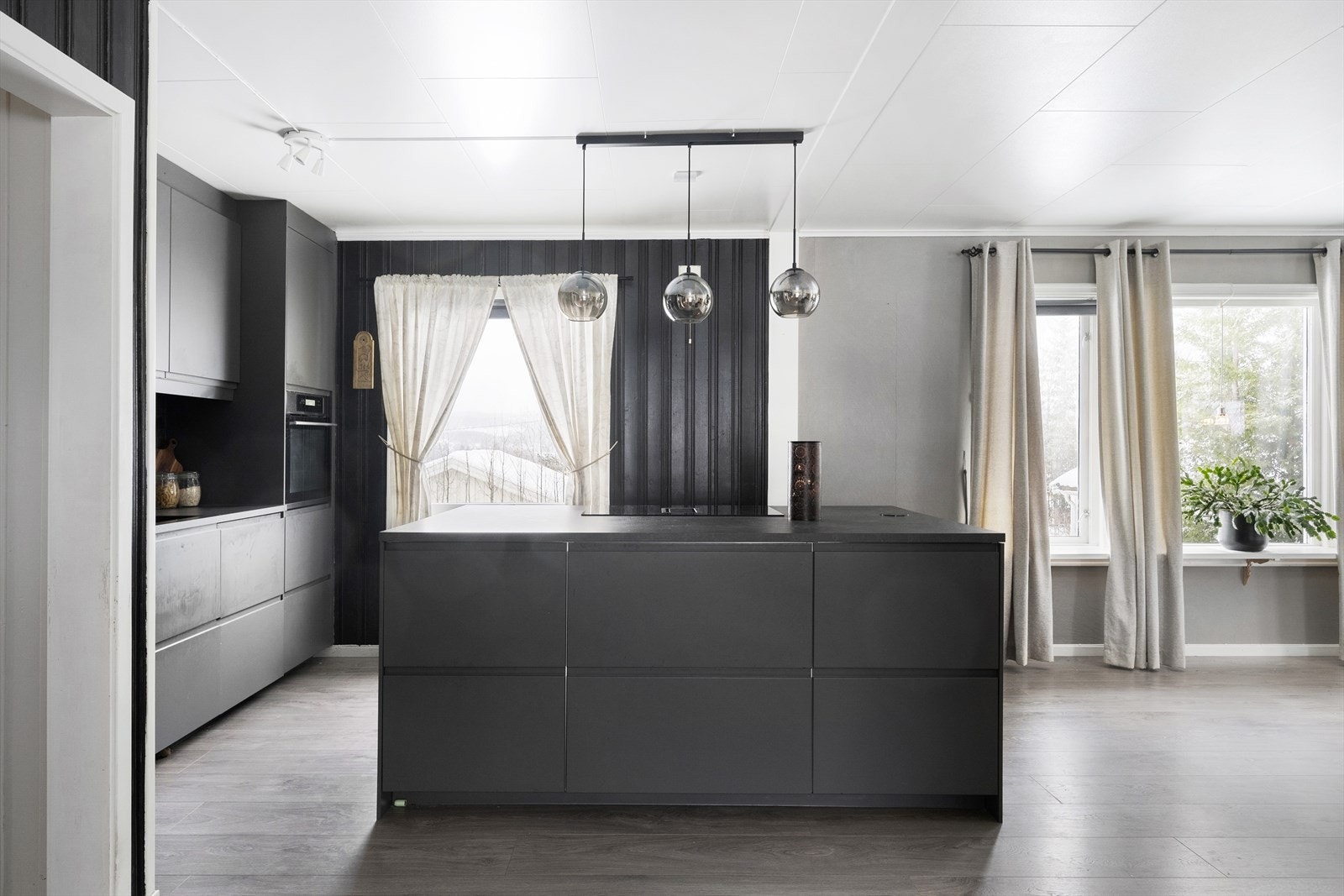 Moderne kjøkken med stor kjøkkenøy. Galleribilde