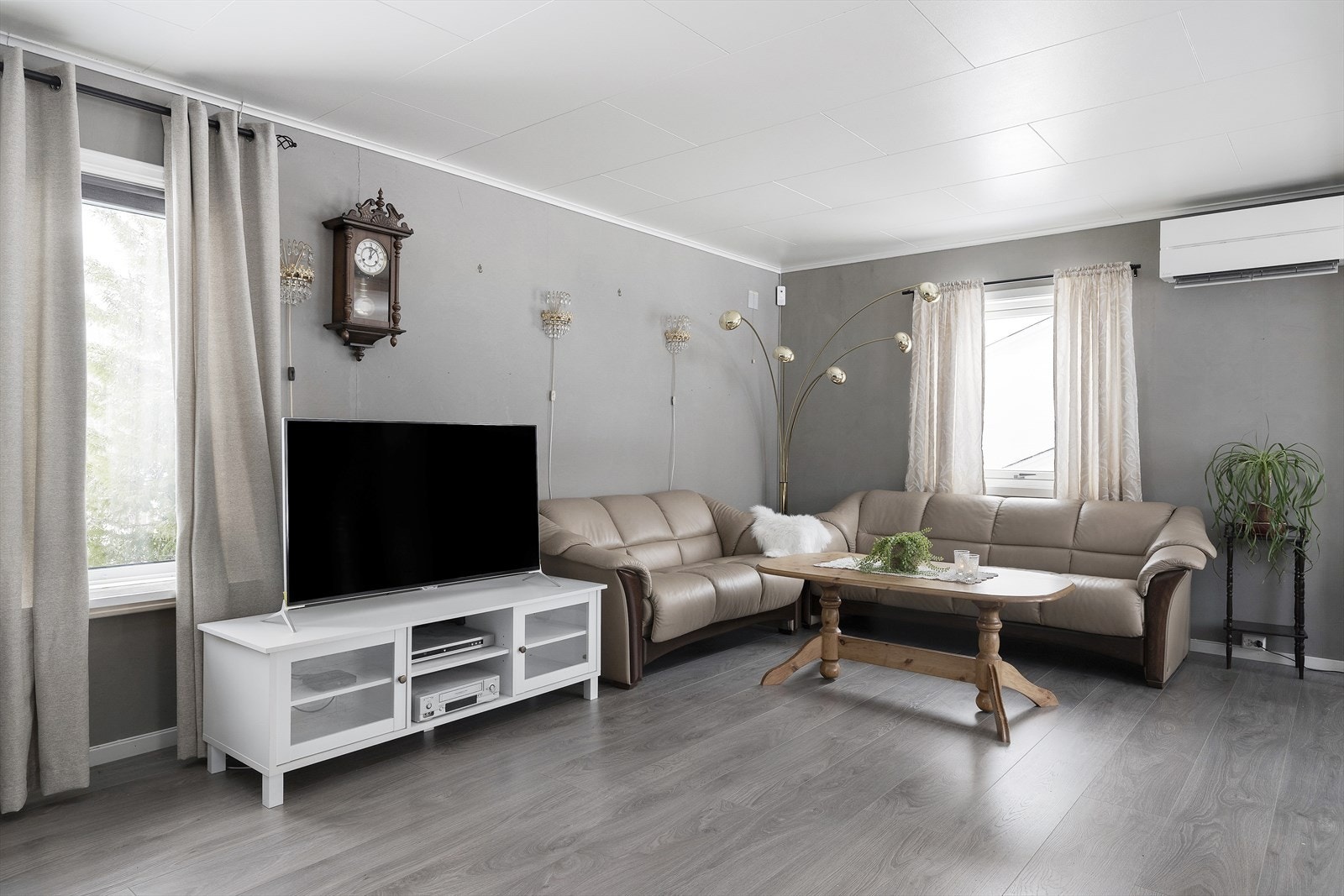 Koselig stue med romslig sofagruppe. Galleribilde