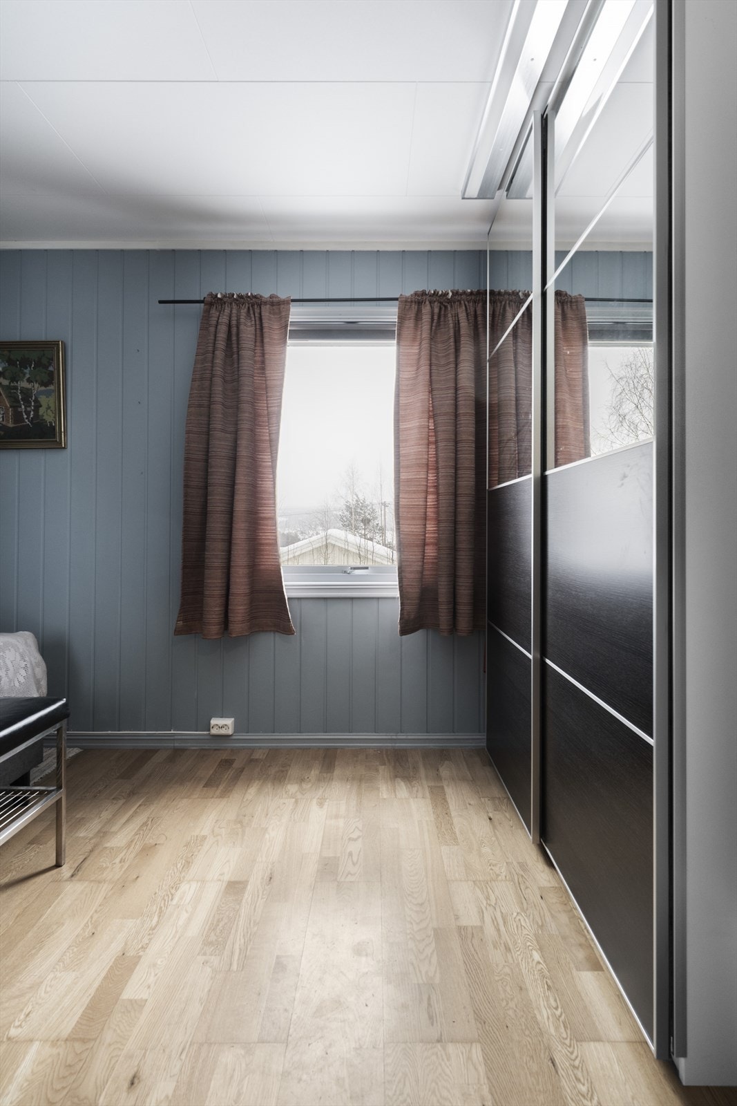 Lyst og romslig soverom med garderobeløsning. Galleribilde