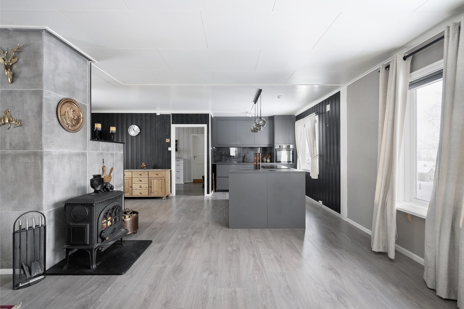 Romslig allrom med kjøkkenøy og gode møbleringsmuligheter. Galleribilde