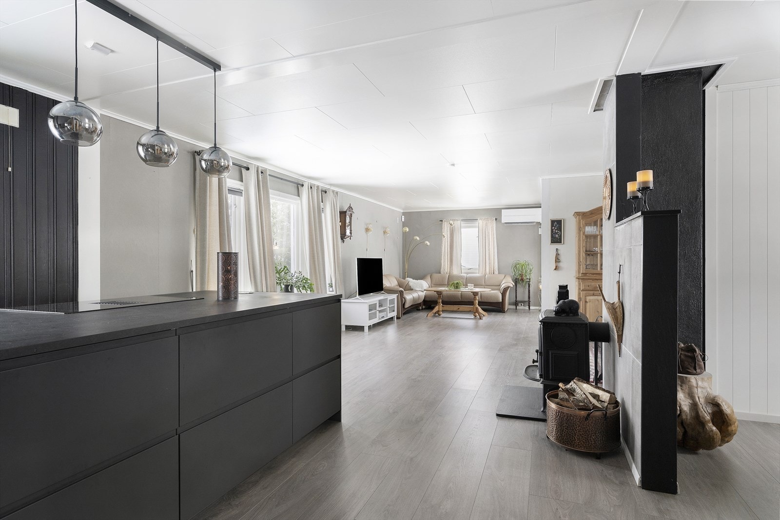 Åpen stue- og kjøkkenløsning med god romfølelse. Galleribilde