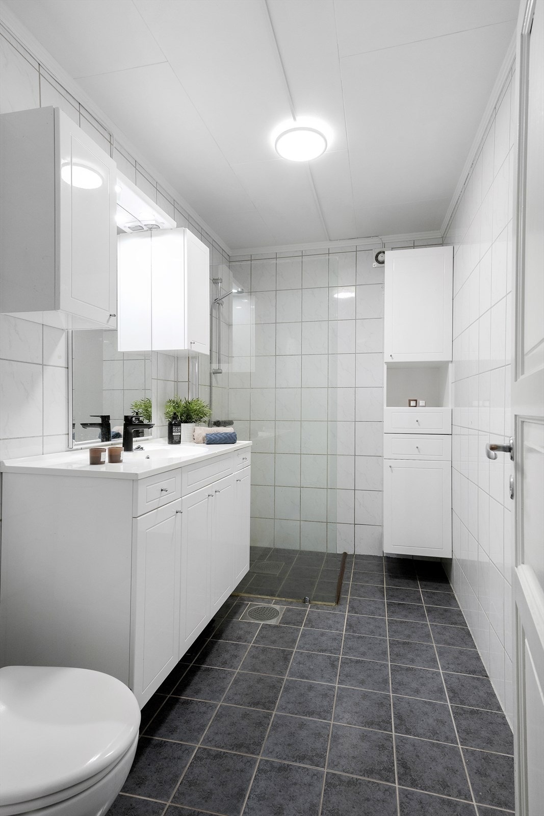 Lyst og romslig bad med moderne innredning og god lagringsplass. Galleribilde