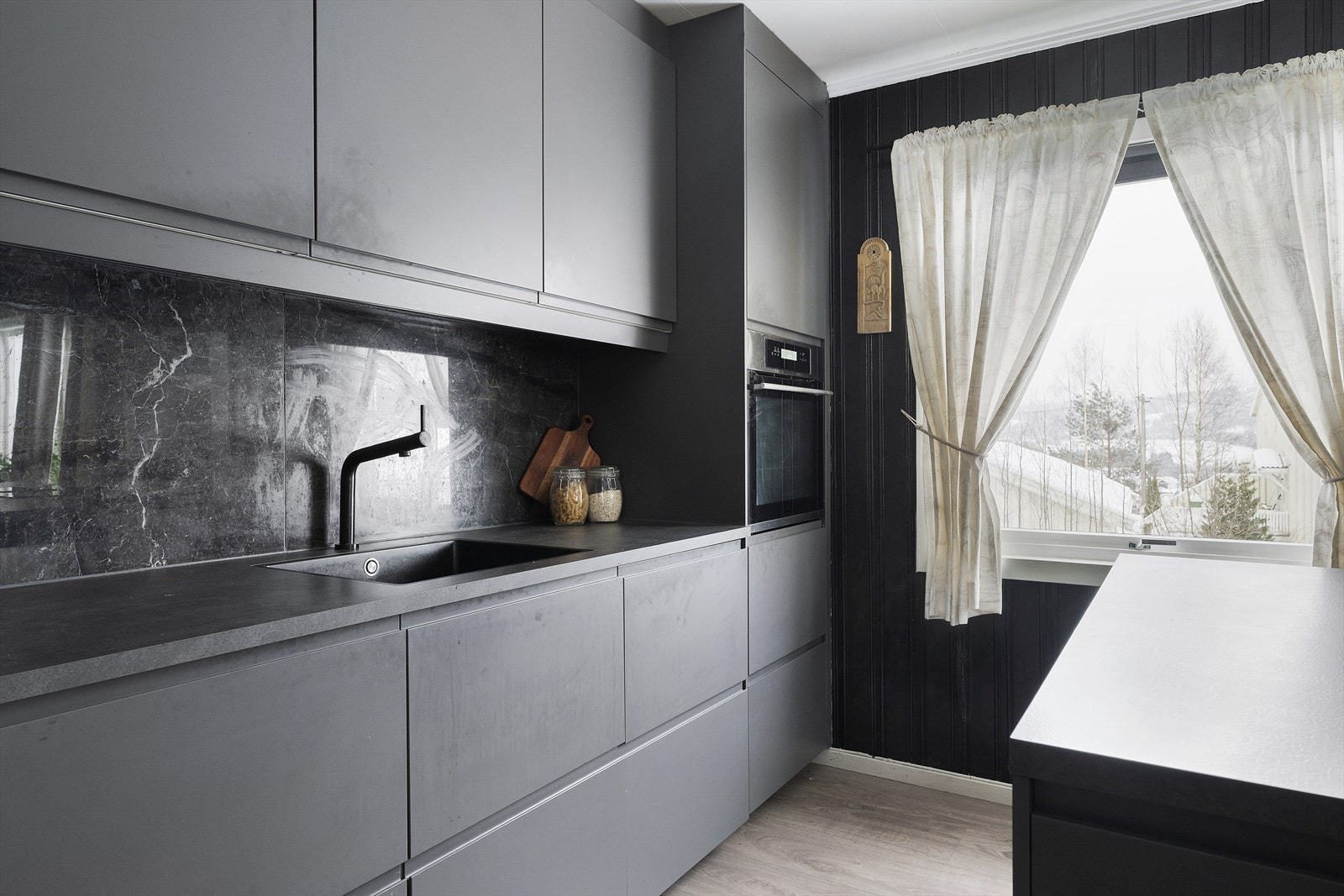 Stilrent kjøkken med moderne detaljer. Galleribilde