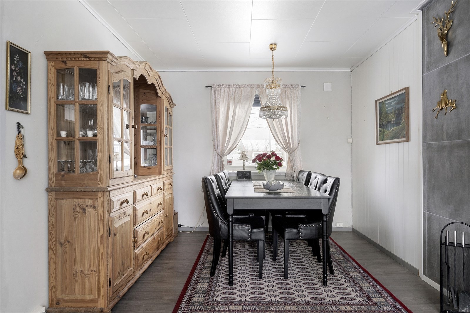 Lys og innbydende spisestue med god plass til hele familien. Galleribilde