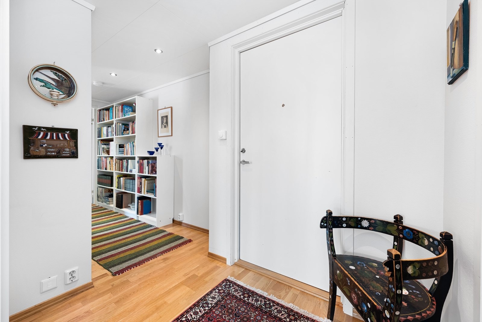 Velkommen inn. Praktisk bod i felles gang rett ved inngangen til leiligheten. Galleribilde