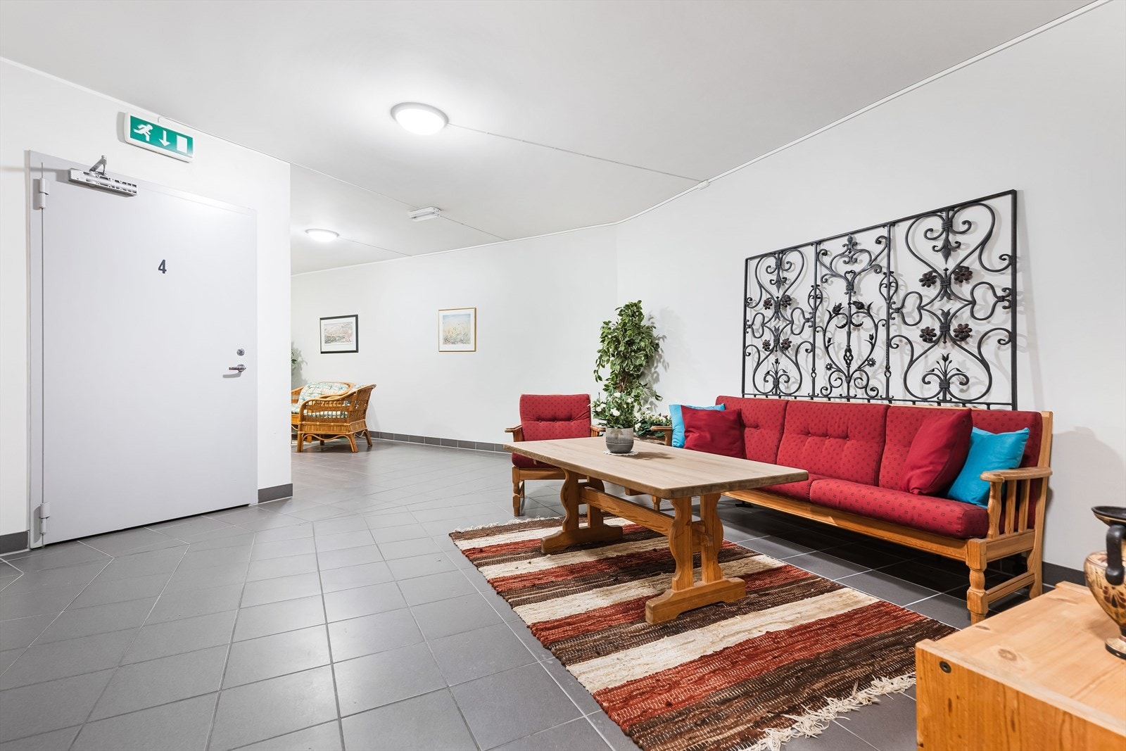 Koselig gang på leilighetsplan rett ved utgangen av heisen. Galleribilde