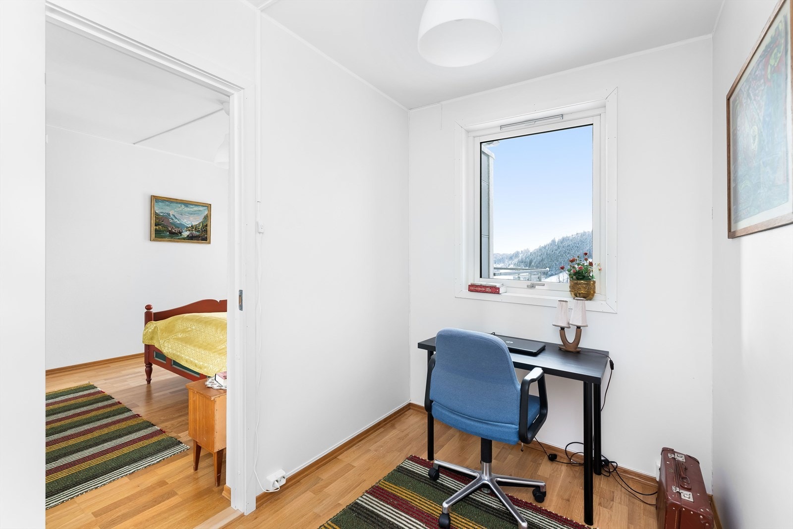 Bod/garderoberom i tilknytning til hovedsoverommet. Galleribilde