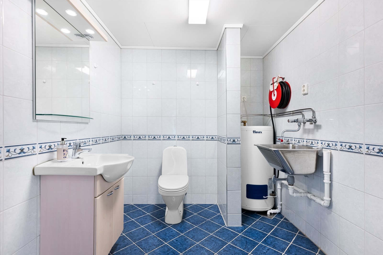 Eget vaskerom/wc med varme i gulv rett ved inngangen. Galleribilde