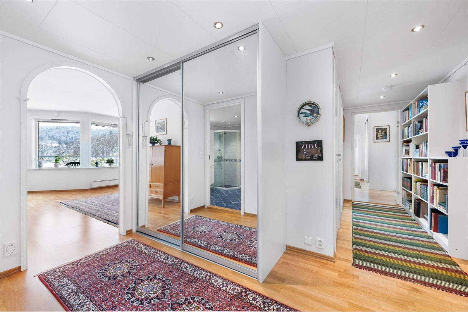 Gang med skyvedørsgarderobe med innredning. Galleribilde