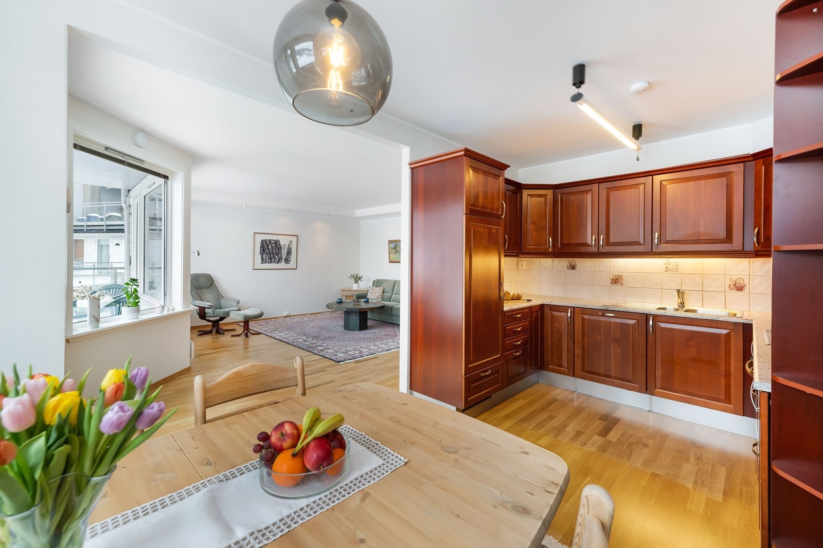 Delvis åpent kjøkken med god plass for kjøkkenbord. Galleribilde