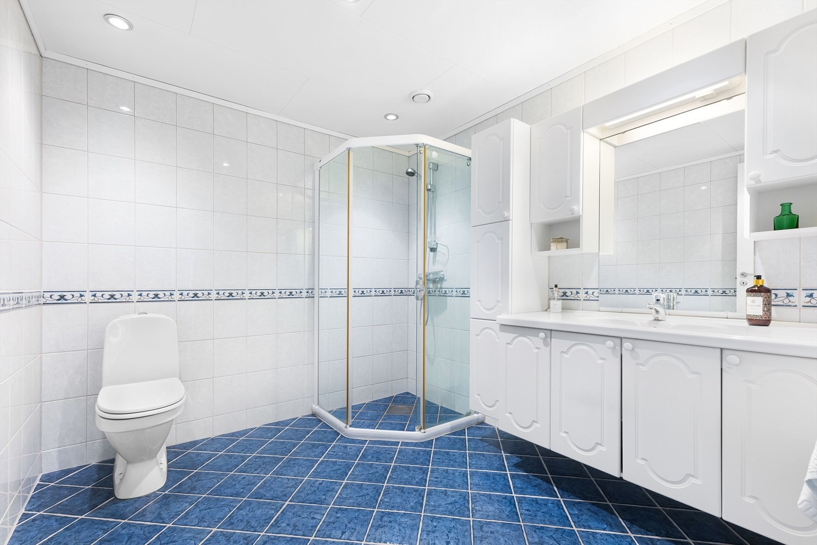 Flislagt bad med med varme i gulv og romslig dusj.. Galleribilde