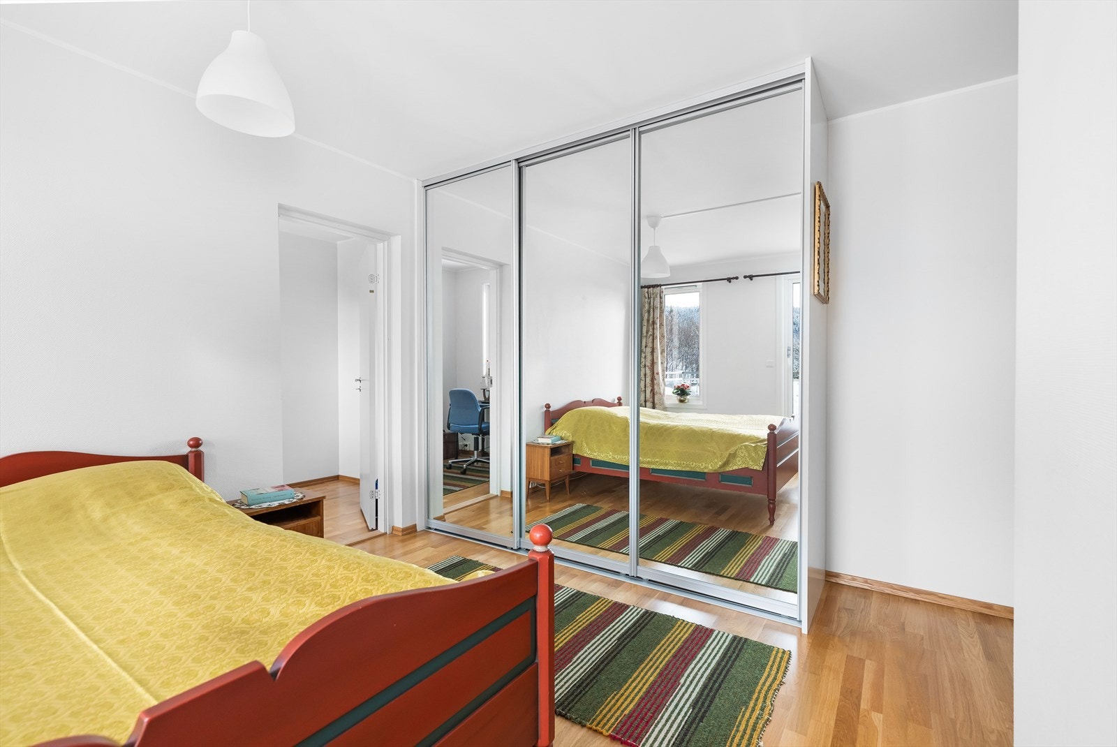 Skyvedørsgarderobe på hovedsoverom. Galleribilde