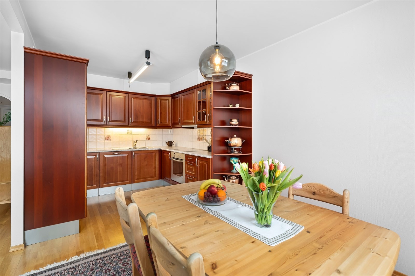 Velutstyrt kjøkken med integrerte hvitevarer og rikelig med skapplass. Galleribilde