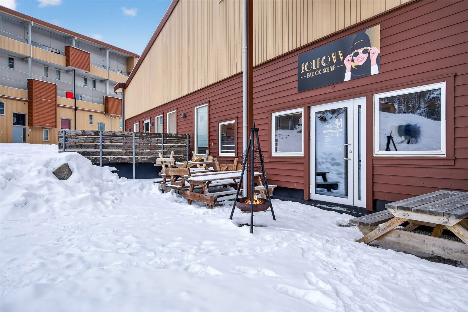 Solfonn Bar & Scene holder konserter og arrangementer gjennom året. Et sosialt samlingspunkt for både eiere og besøkende. Galleribilde