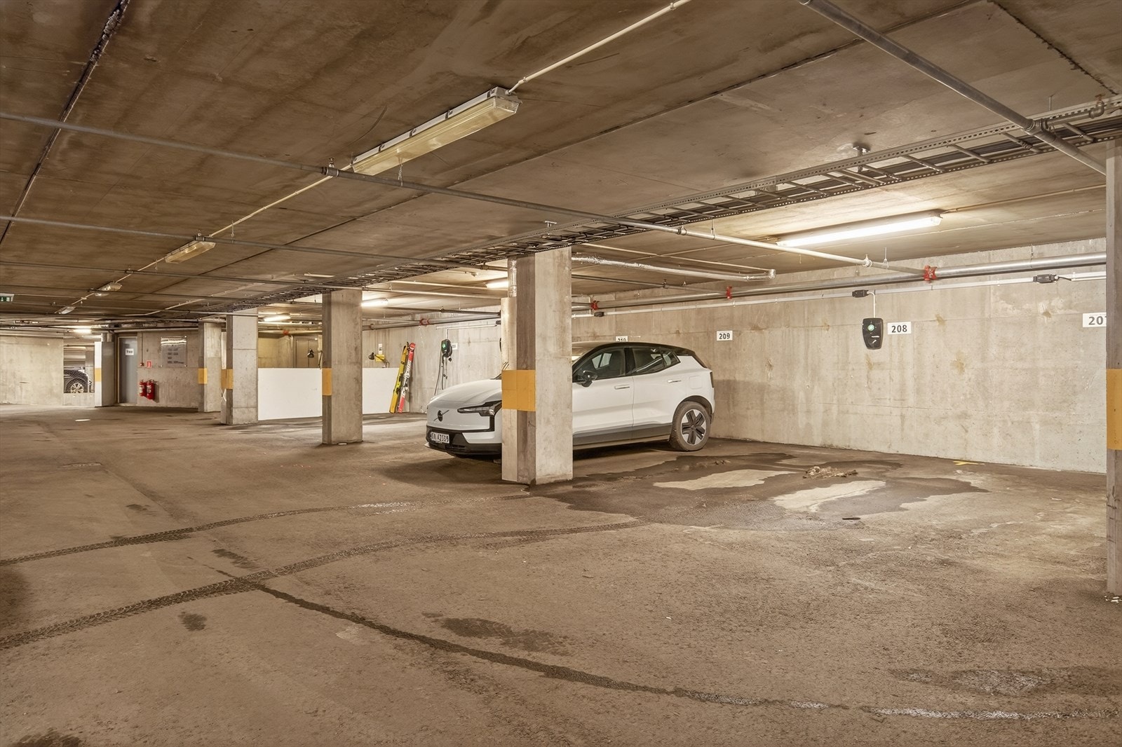 Her kan du ta heis direkte til leilighetsetasjen - Montert el-bil lader. Galleribilde