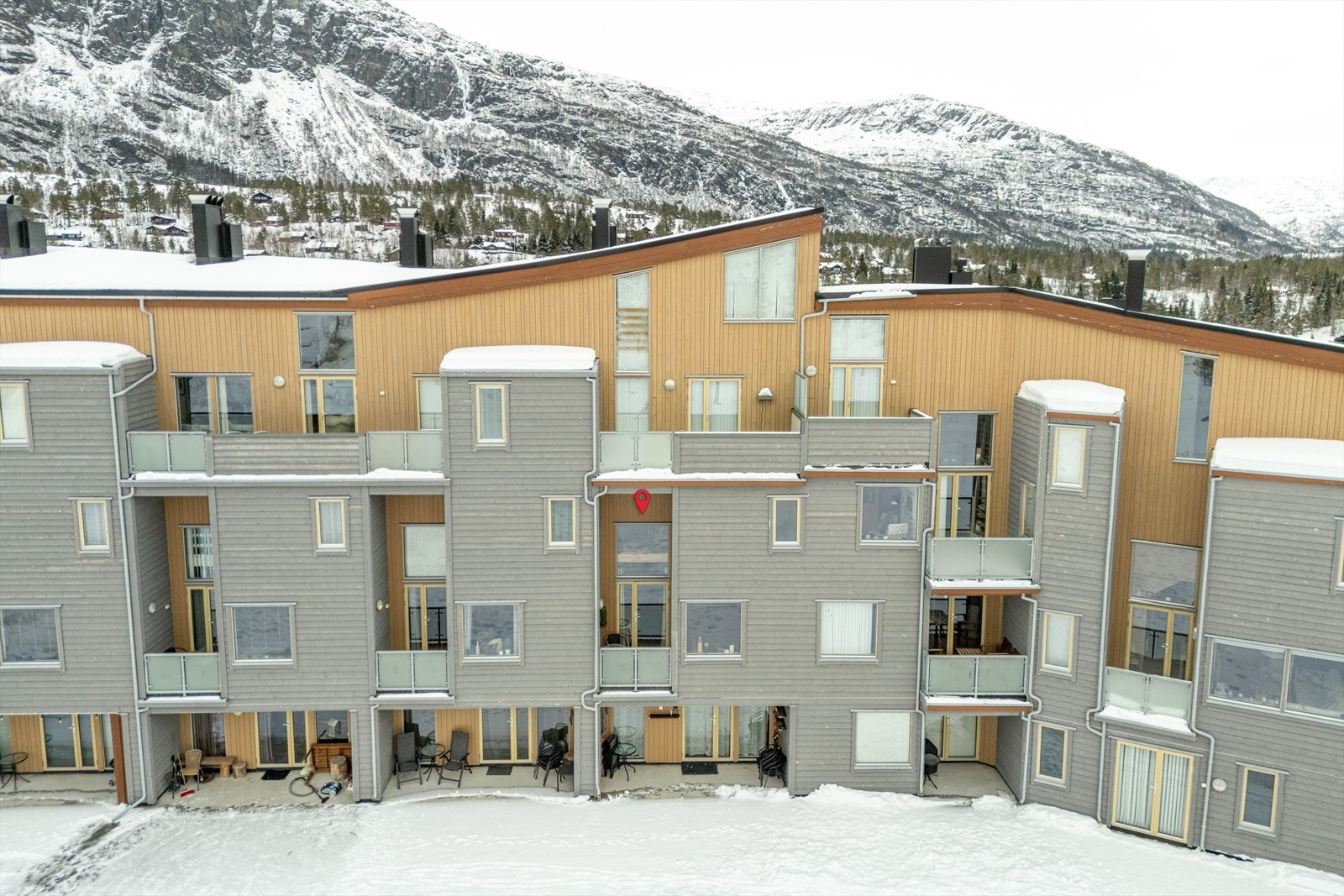 Leiligheten går over to etasjer og har altan mot vest Galleribilde