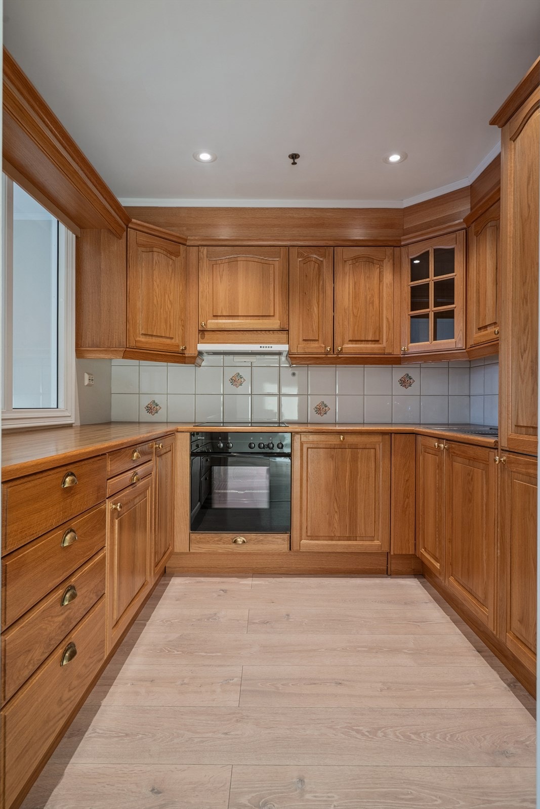 Innredningen har både over- og underskap, samt fliser på vegg over benkeplaten. Galleribilde