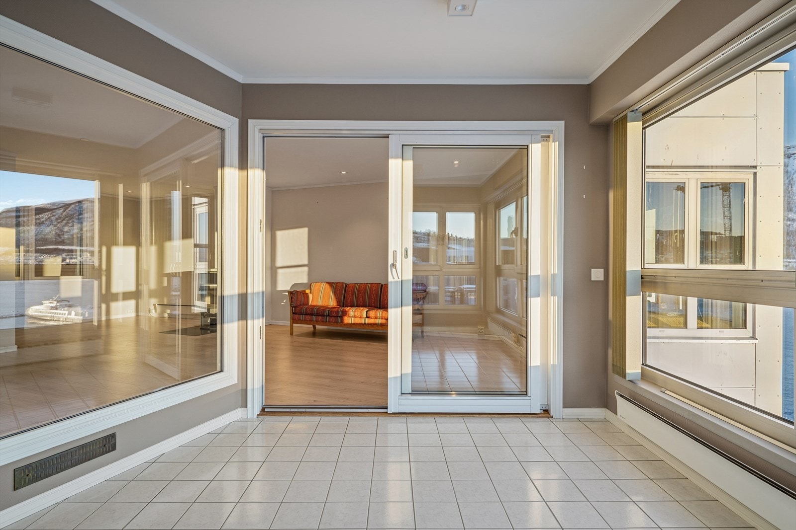 En herlig vinterhage med nydelige utsiktsforhold. Galleribilde