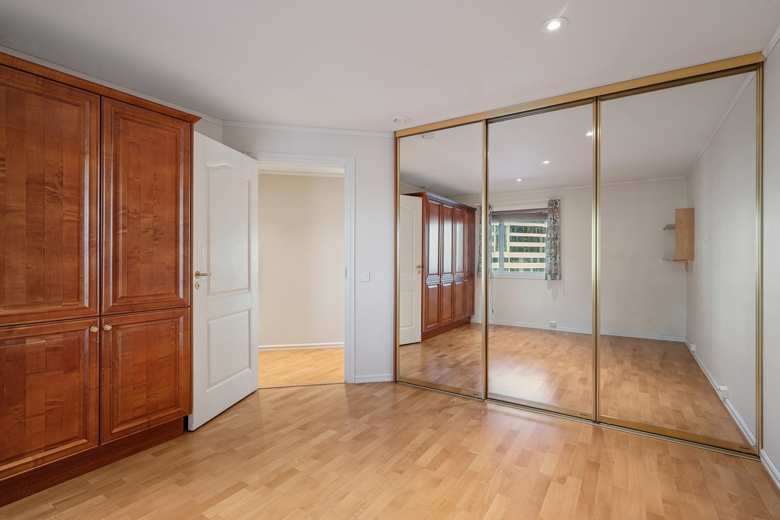 Det er to soverom i leiligheten, hvor hovedsoverommet er av god størrelse. Galleribilde