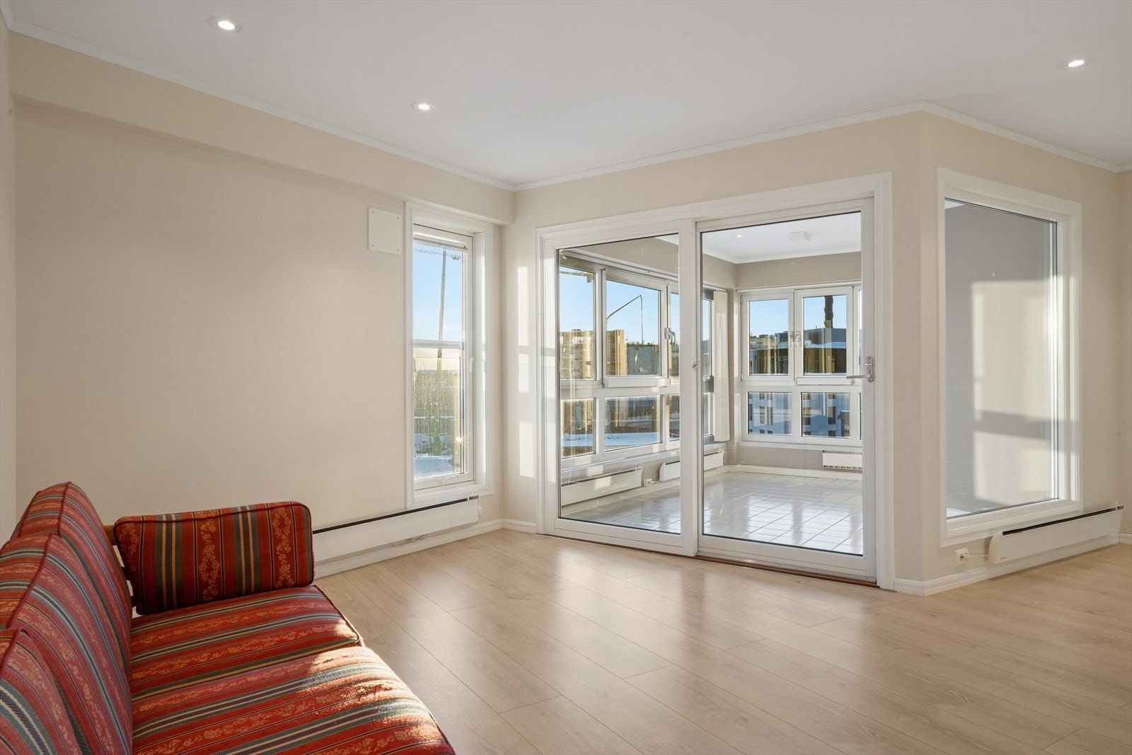 Fra stuen er det adkomst via skyvedør til vinterhagen. Galleribilde