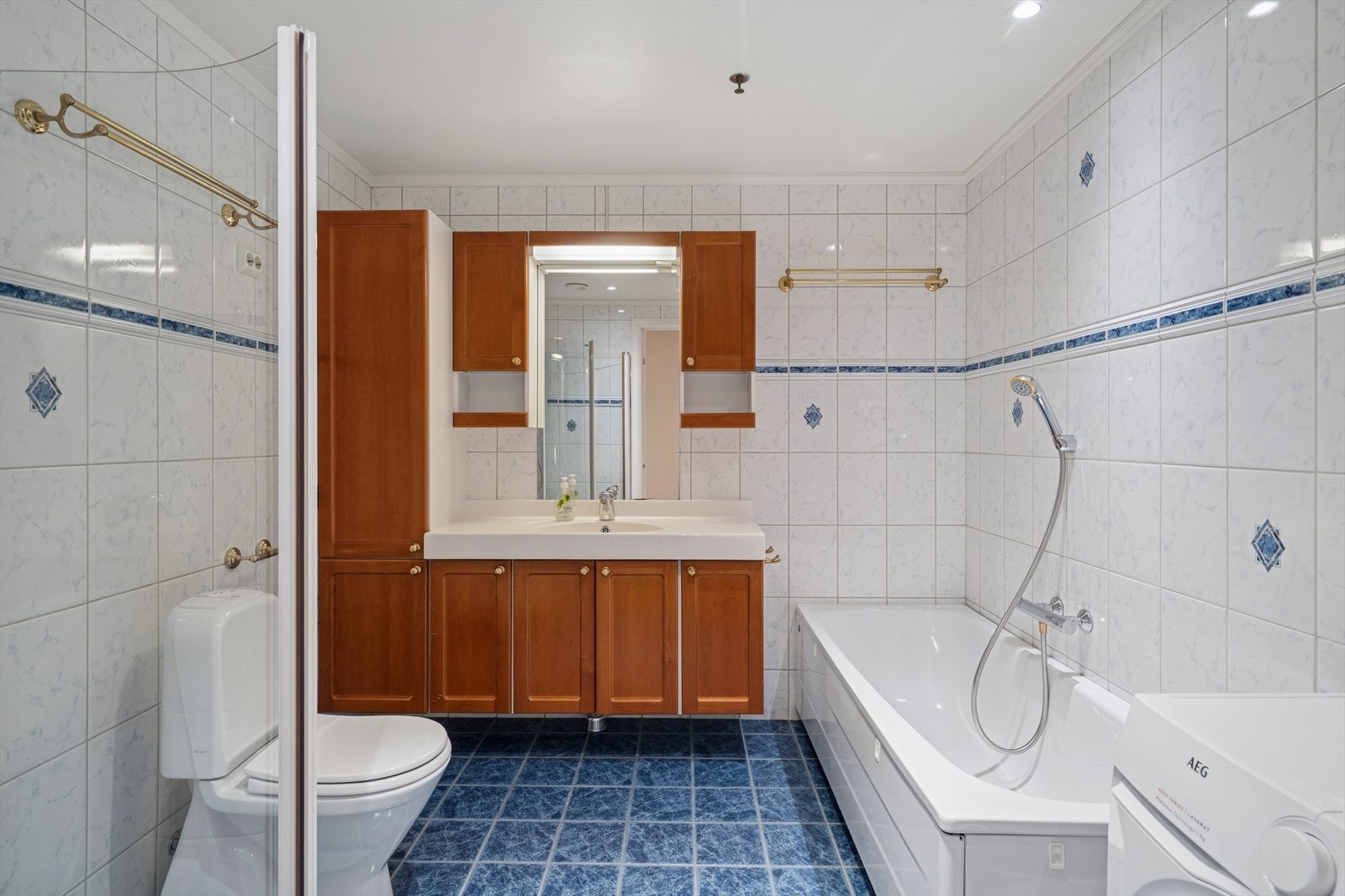 Badet består av servant med seksjon, toalett, dusjhjørne, badekar og opplegg for vaskemaskin. Galleribilde