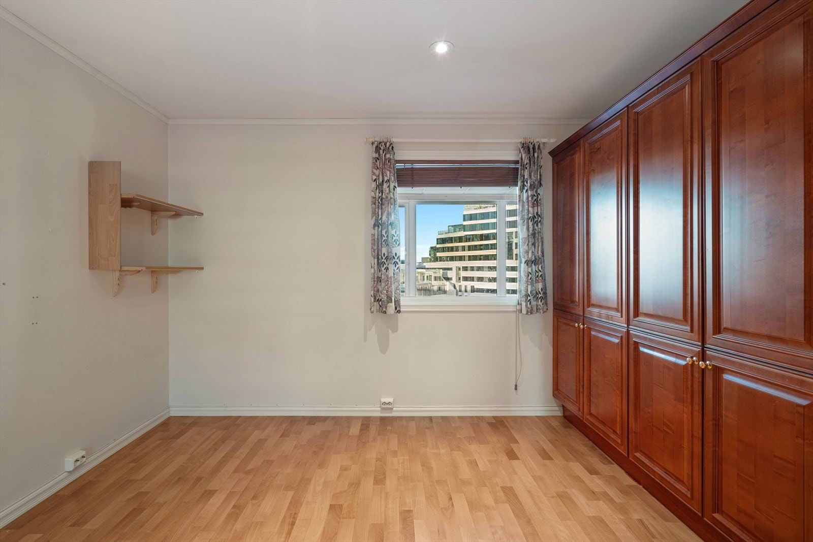 Det er etablert skyvedørsgarderobe på begge rommene. Galleribilde