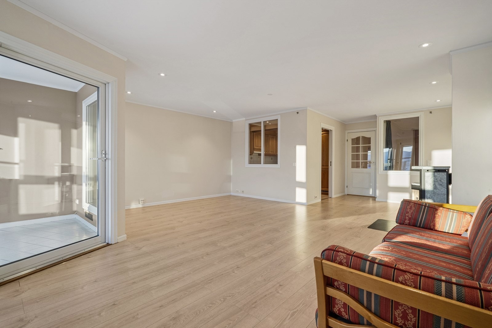 Stuen gir god plass til diverse møblement. Galleribilde