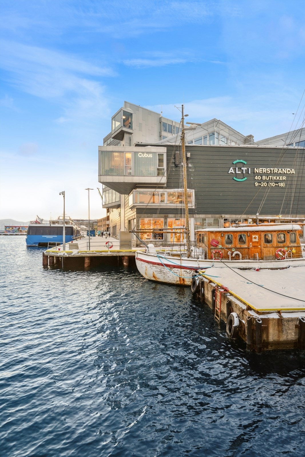 Alti Nerstranda ligger i første rekke langs kaia og byr på et variert utvalg av butikker og spisesteder. Galleribilde