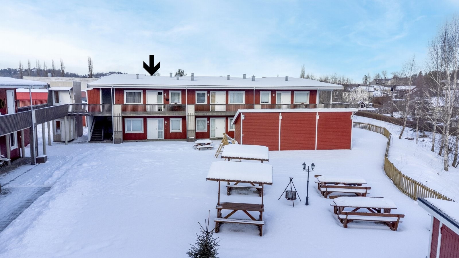 Hyggelig og pent opparbeidet uteområde. Leiligheten er markert med pil. Galleribilde