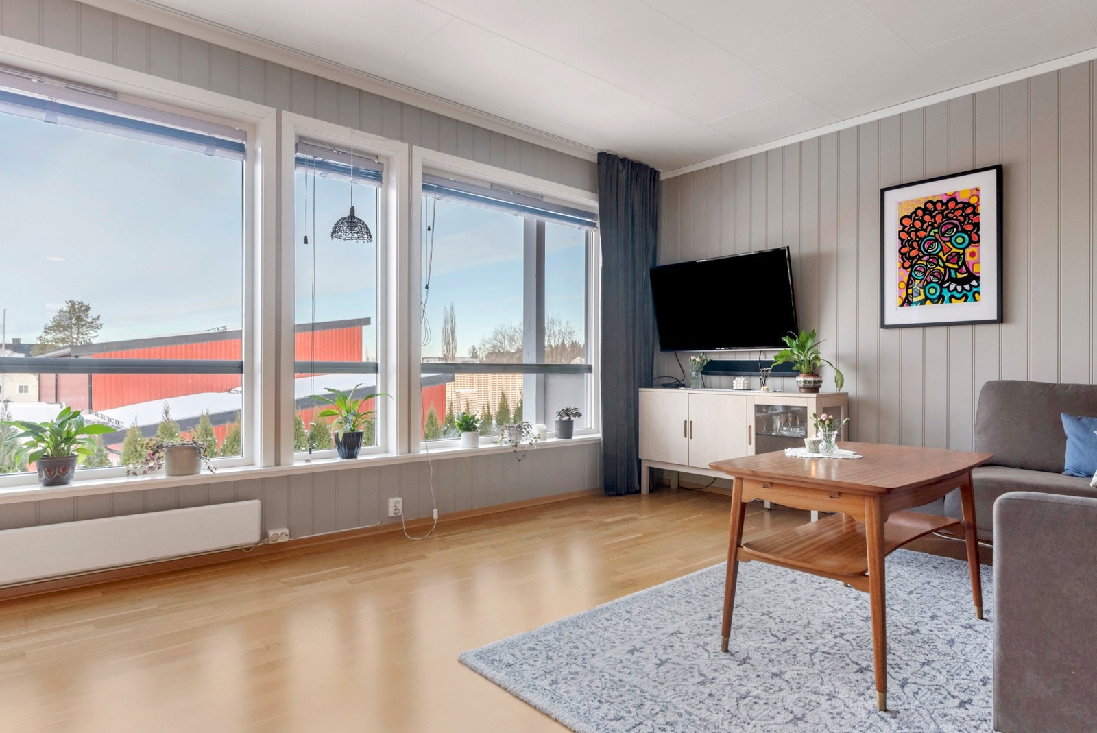 Store vinduer sørger for godt lysinnslipp i stua. Galleribilde