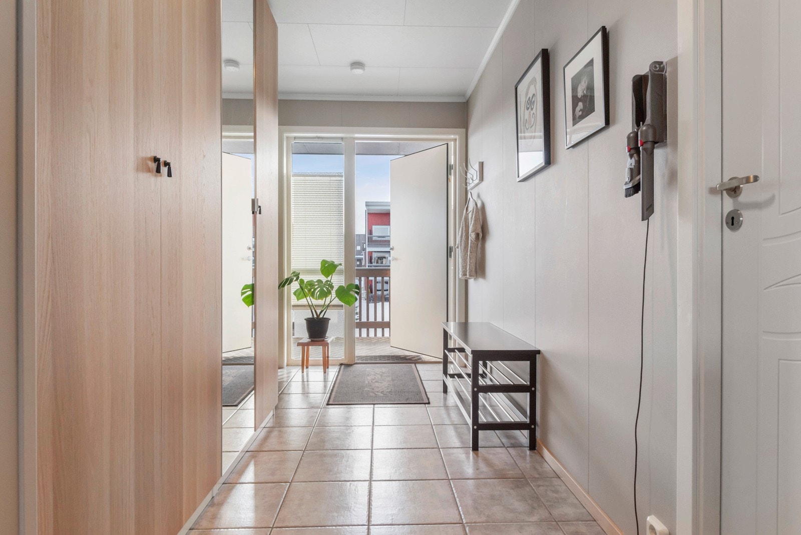 Romslig gang med mye garderobeplass. Galleribilde