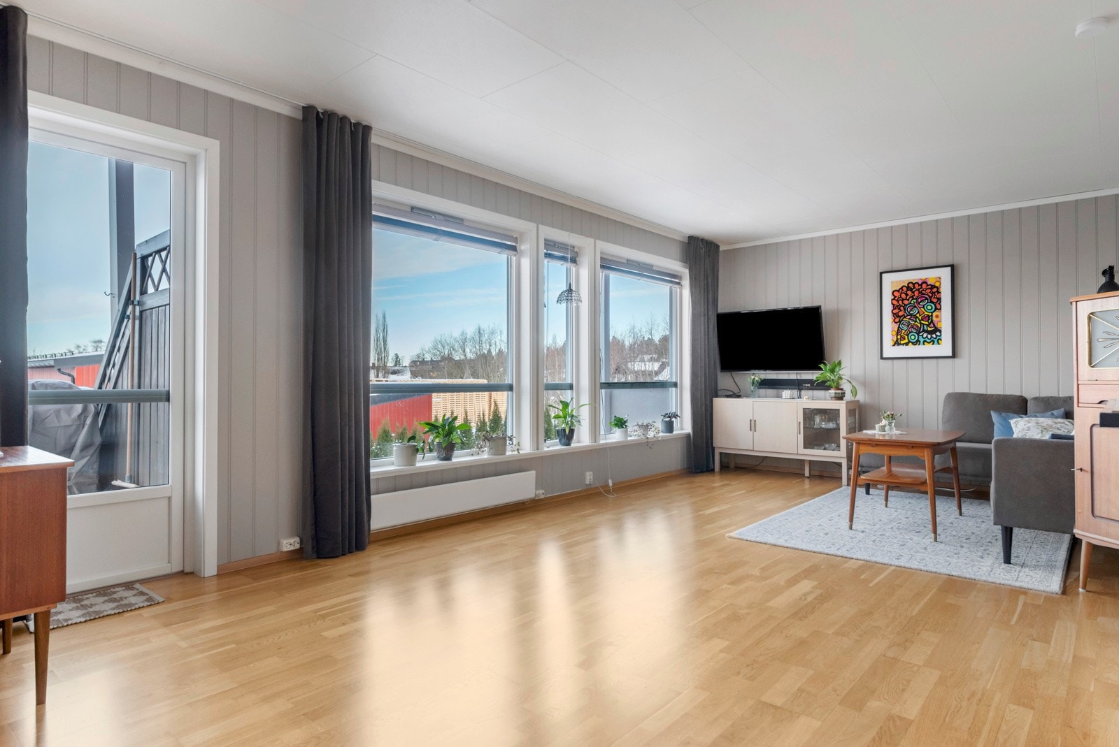 Fra stua er det utgang til en stor balkong, delvis takoverbygd. Galleribilde