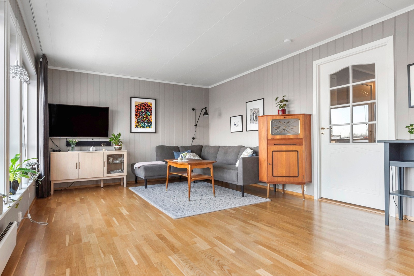 Romslig stue, med mange møbleringsmuligheter. Galleribilde