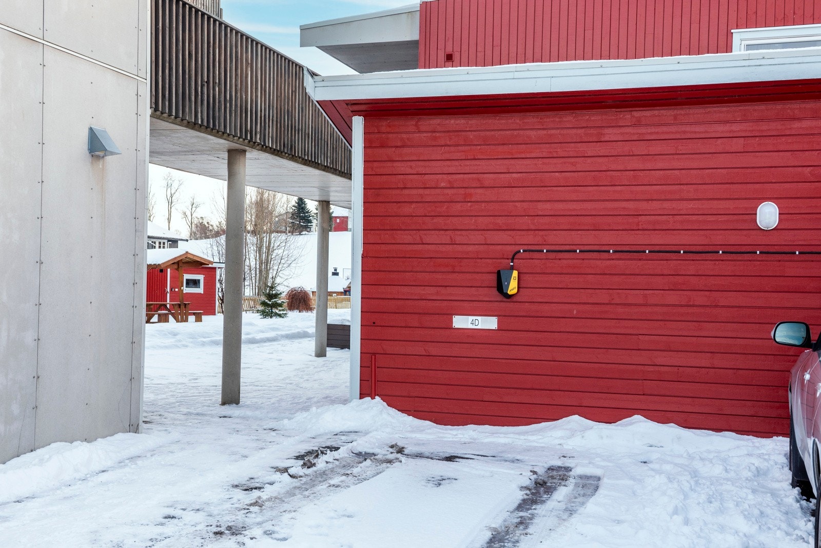 Parkeringsplassen har elbillader. Plassen er like ved heisen/trappeoppgangen. Galleribilde