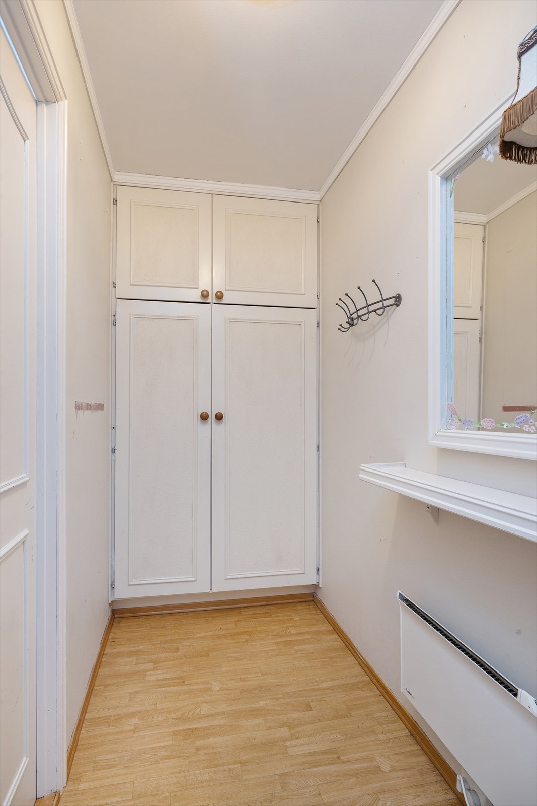 Gangen er utstyrt med innebygde garderober som gir rikelig med lagringsplass for yttertøy. Galleribilde