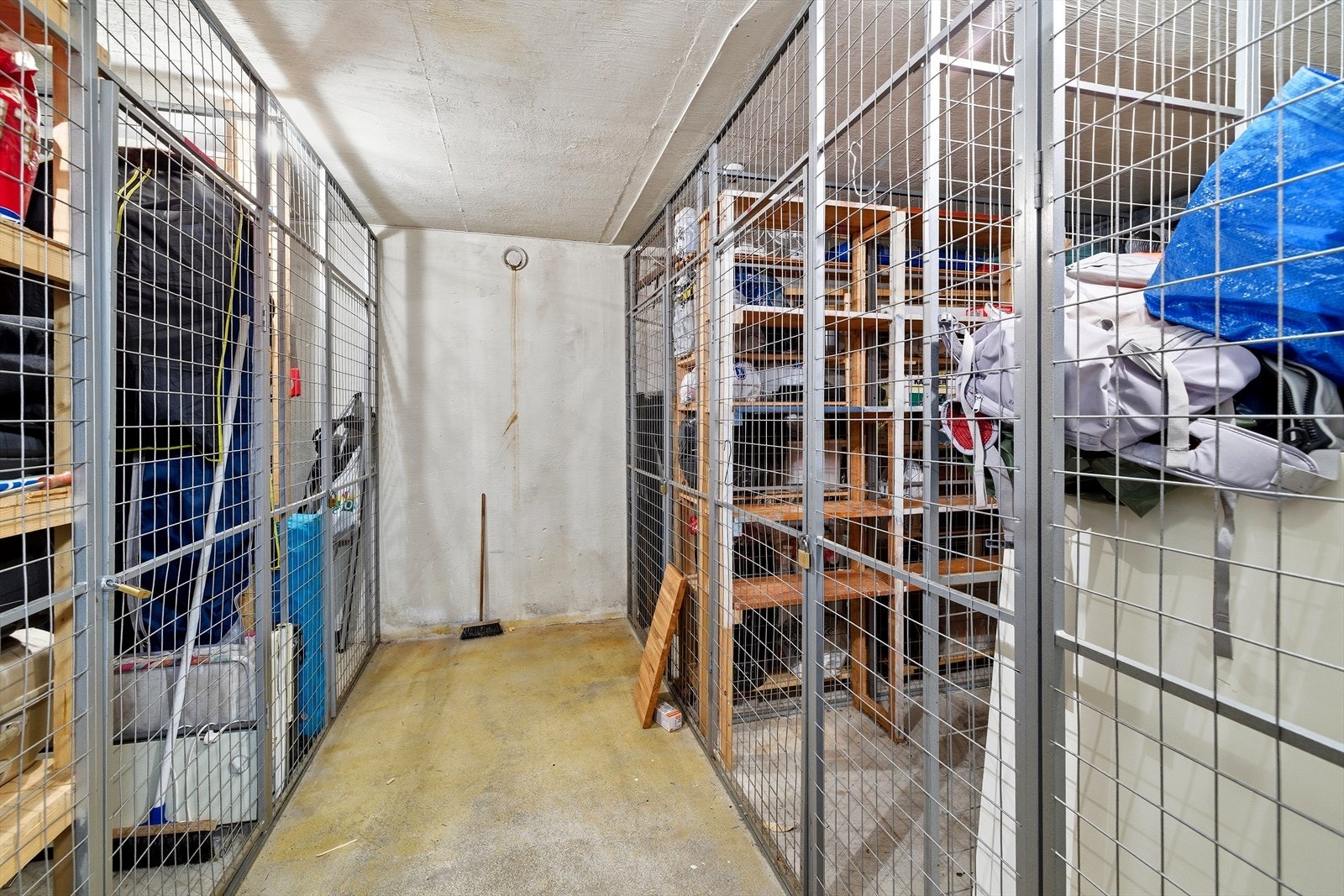 I tillegg disponerer leiligheten en bod på ca. 4 m² og et matskap i felles kjeller. Galleribilde