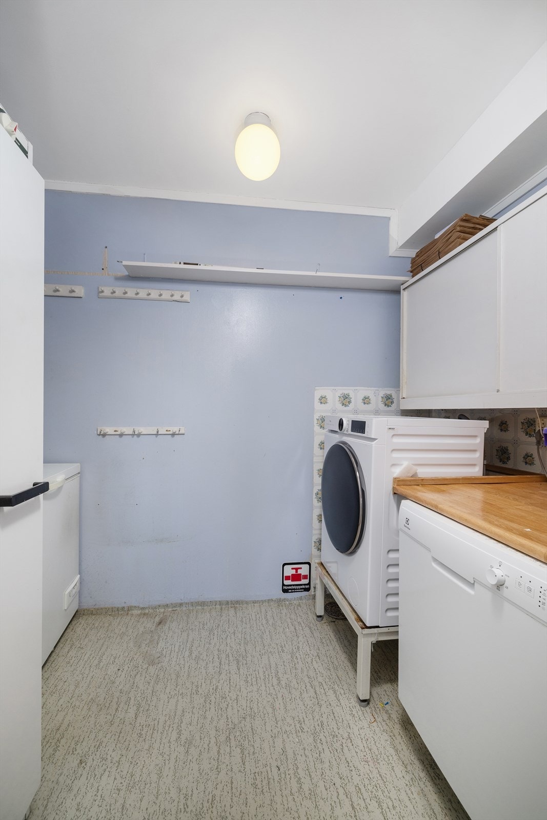 Et praktisk, separat vaskerom, mellom kjøkken og bad. Galleribilde