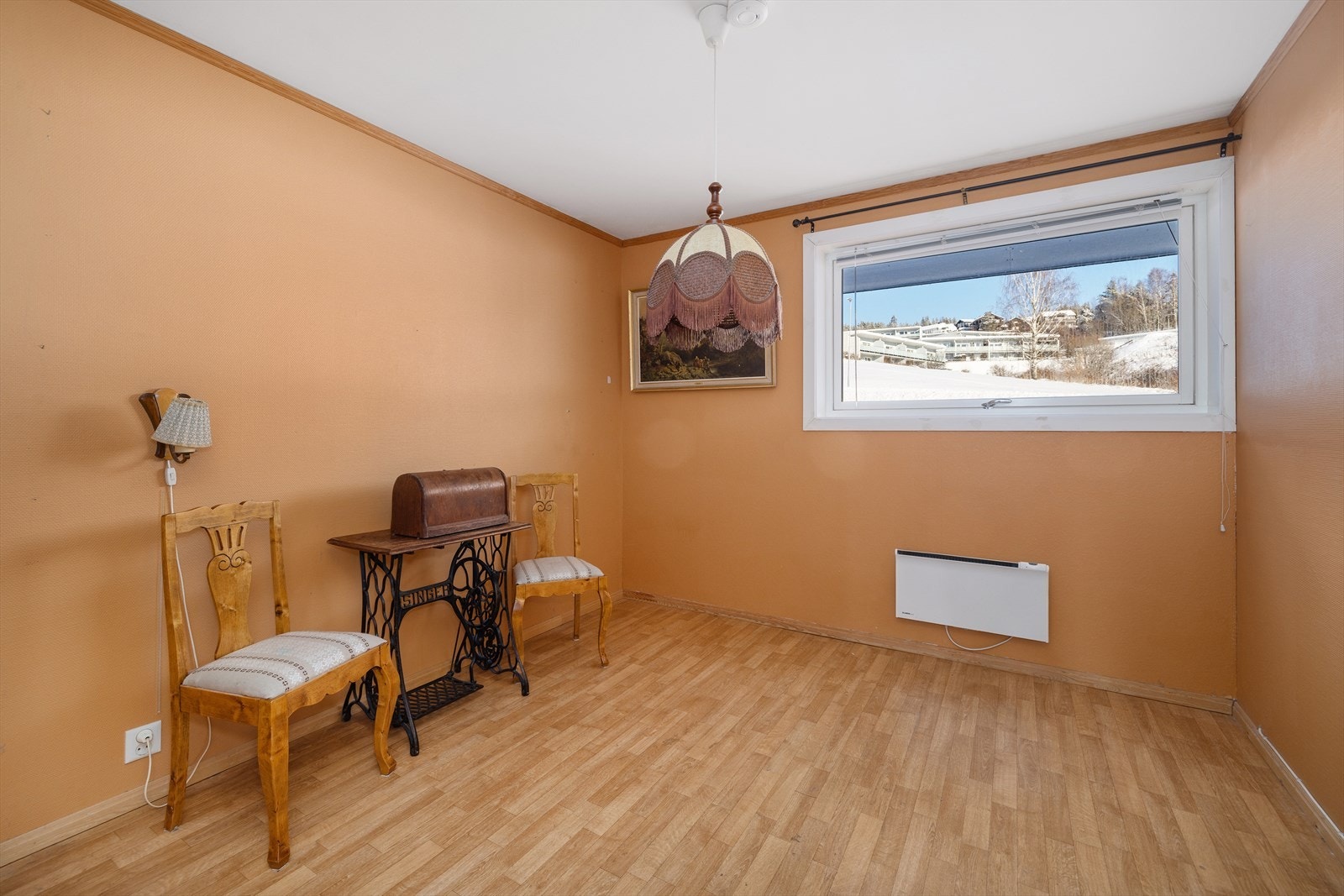 Rommene har malte, glatte flater på vegger og himling, og gulvbelegg på gulvet. Galleribilde