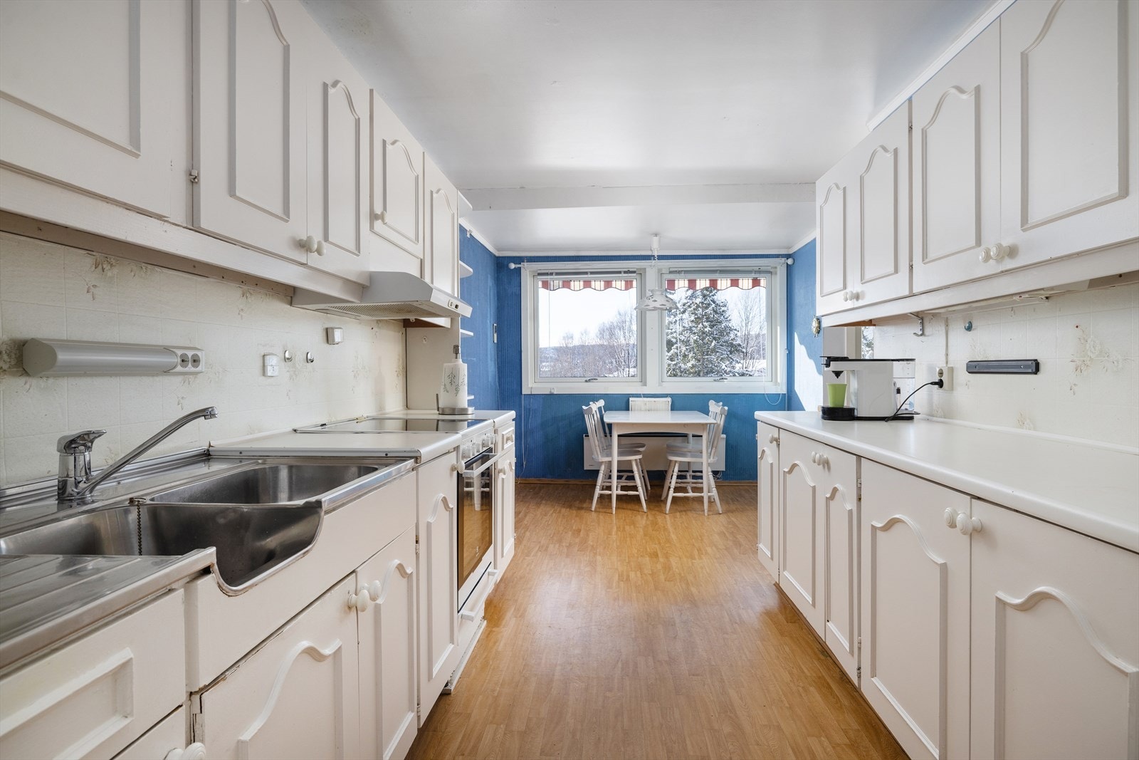 Kjøkkeninnredningen har profilerte fronter og er tilrettelagt for frittstående hvitevarer. Galleribilde