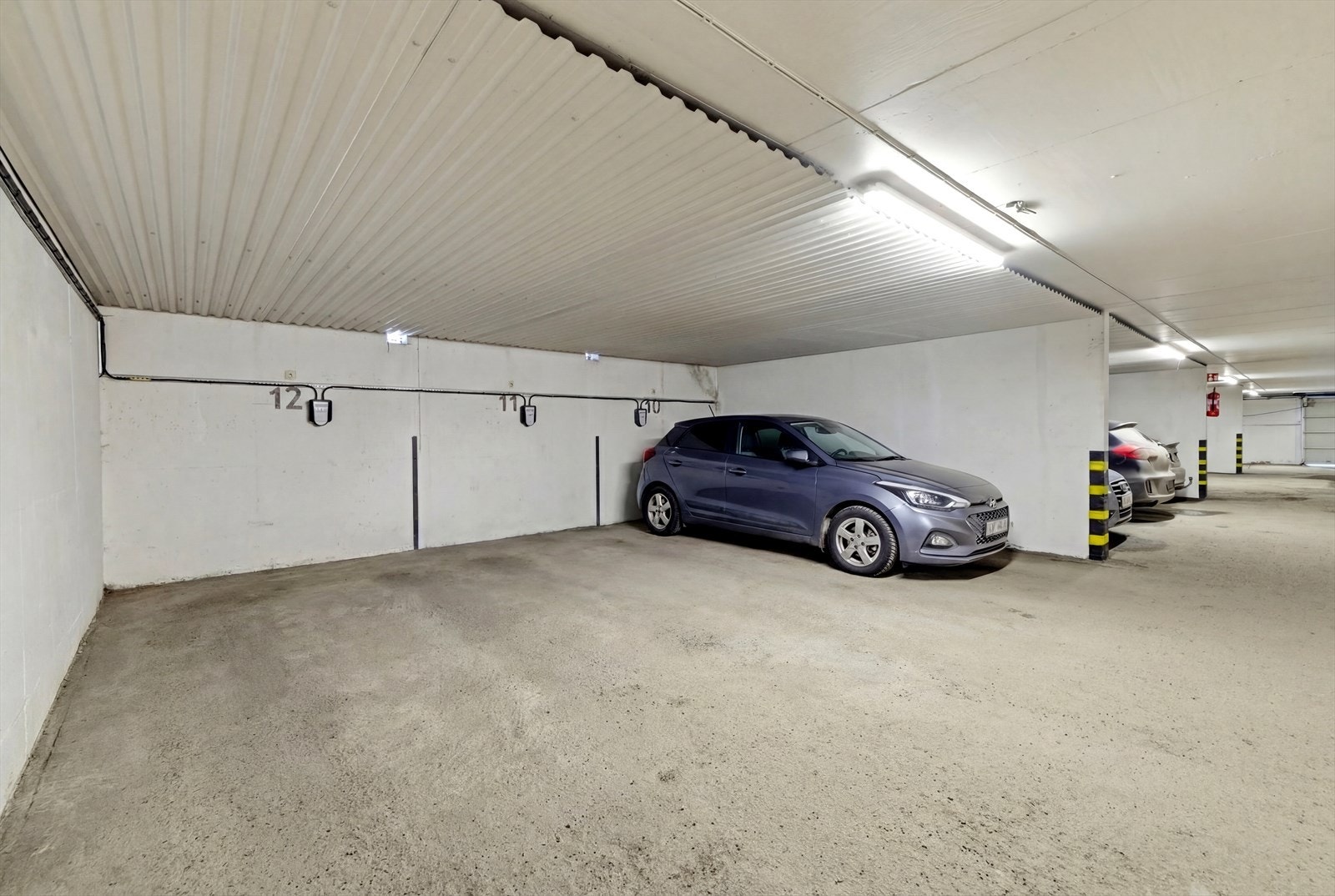 Det medfølger en parkeringsplass i felles garasjeanlegg, med mulighet for elbillader. Galleribilde