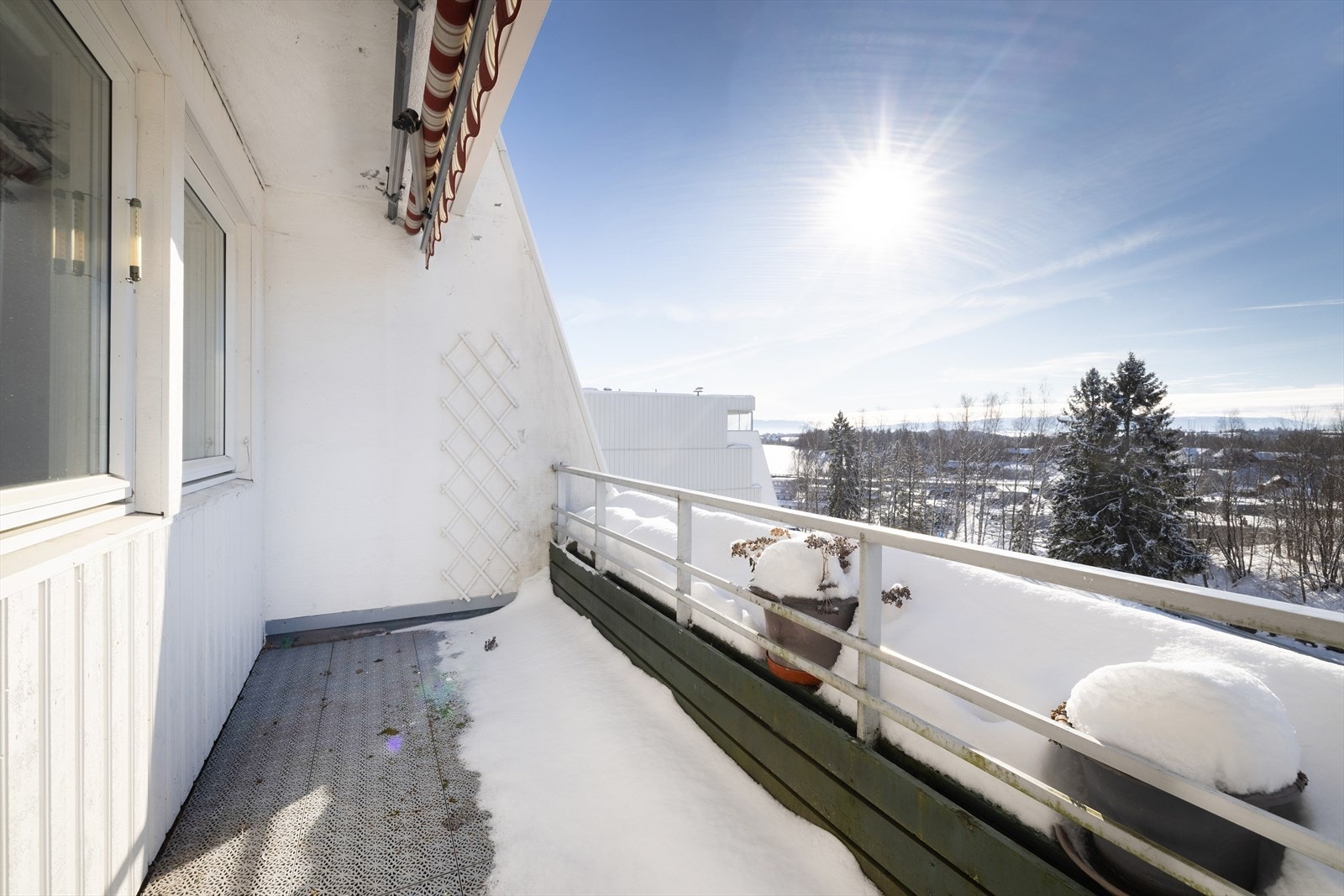 Terrassen er delvis overbygget og utstyrt med utelys og dobbel stikkontakt. Galleribilde