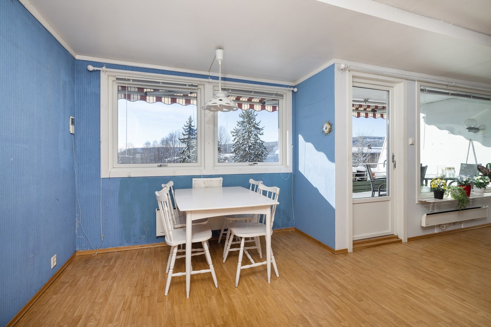 Kjøkkenet har en egen spiseplass ved vinduet og åpen tilknytning til stuen. Galleribilde