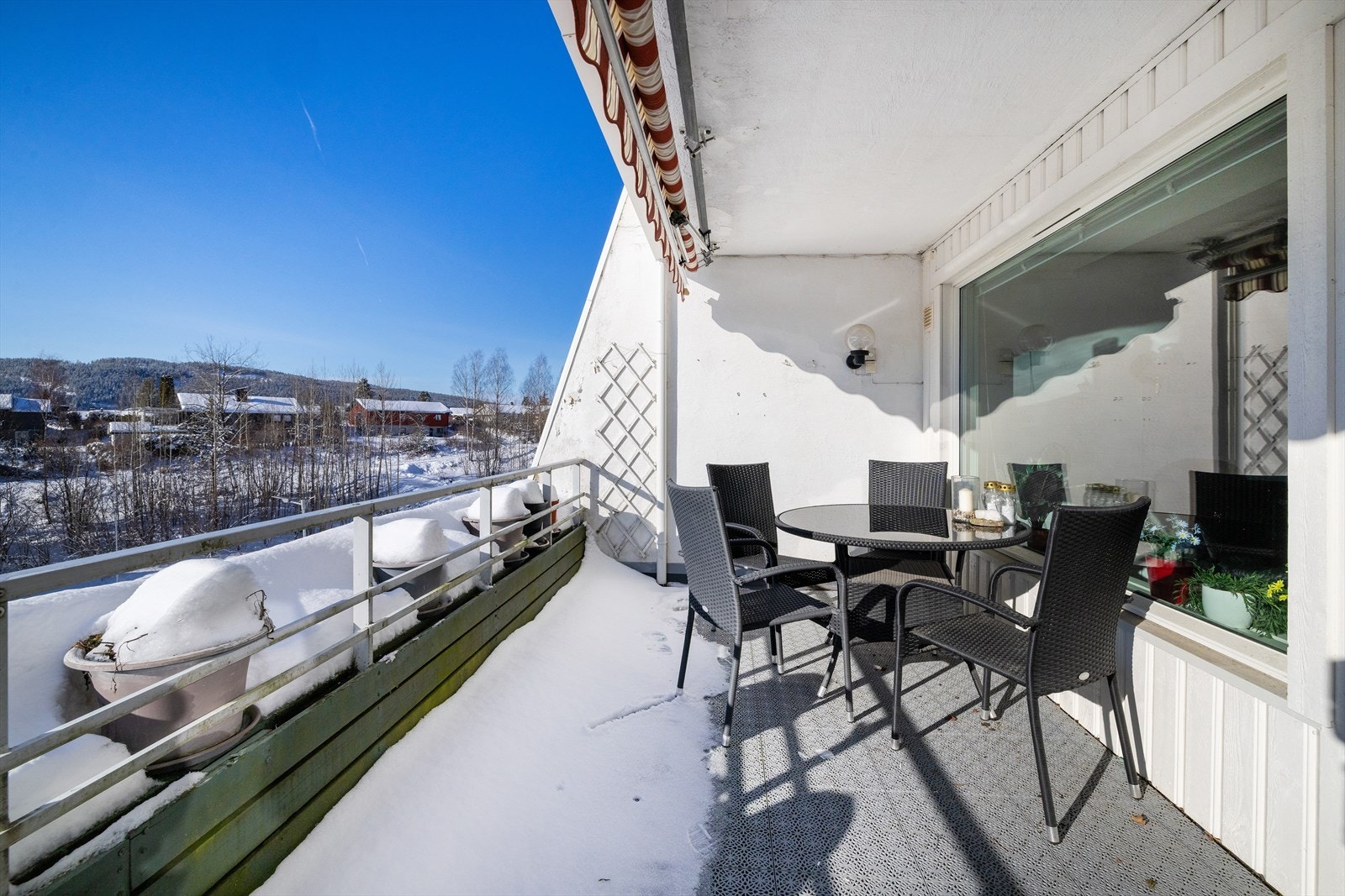 Leiligheten har en romslig, sørvestvendt terrasse på 13 m² med god plass til sittegruppe. Galleribilde