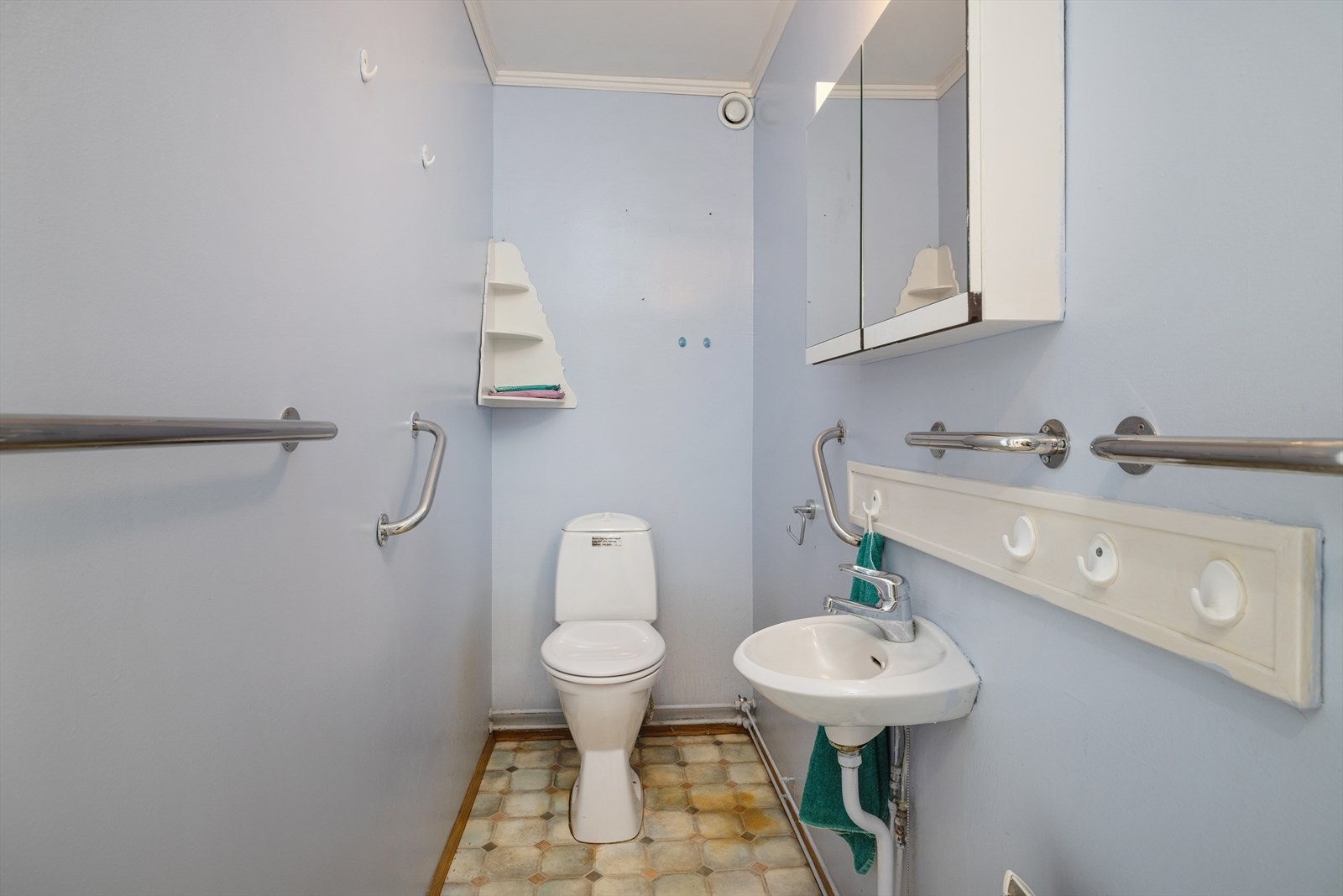 I tillegg har leiligheten et separat toalettrom utstyrt med servant og toalett. Galleribilde