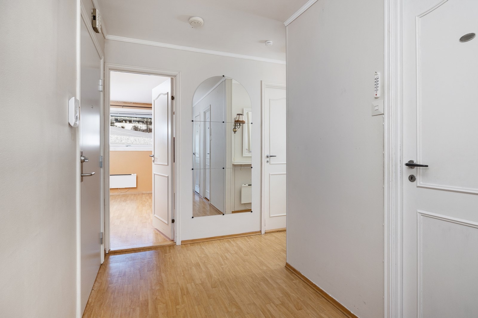 Romslig entre med garderobeplass Galleribilde