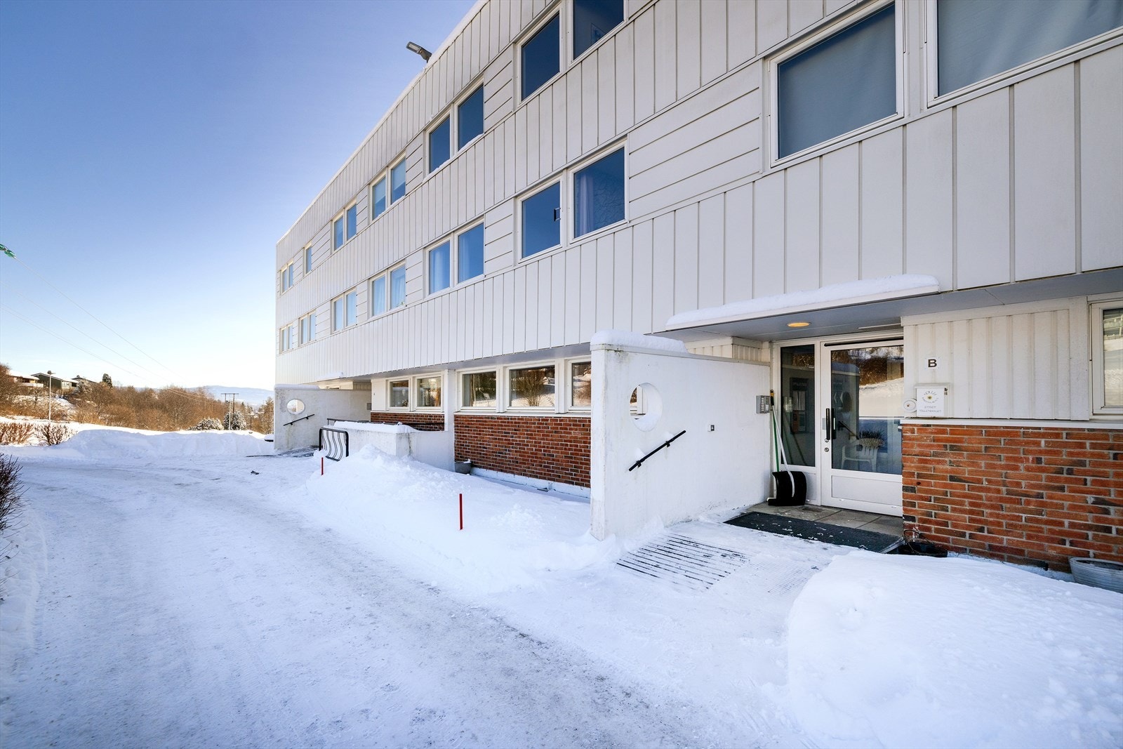 Bygningen har porttelefon for enkel og trygg adkomst, trappefri adkomst fra bakkeplan Galleribilde