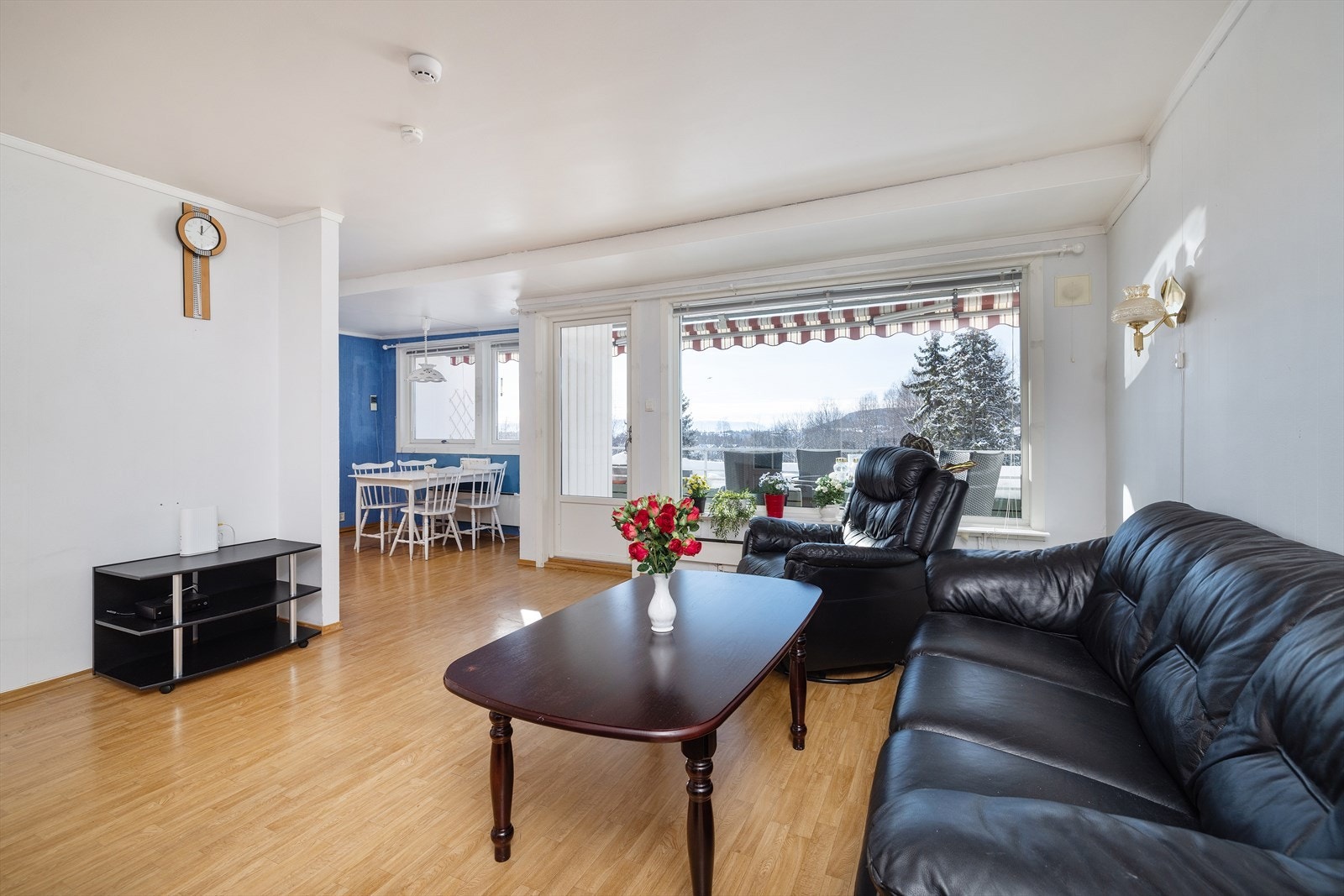 Stuen er lys og romslig, med store vindusflater og direkte utgang til terrassen. Galleribilde