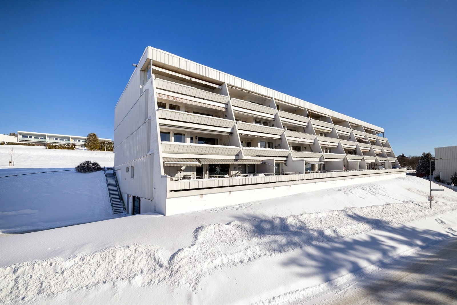 Leiligheten ligger i en etablert terrasseblokk i et rolig og familievennlig nabolag. Foto: Morten Norman Larsen Galleribilde