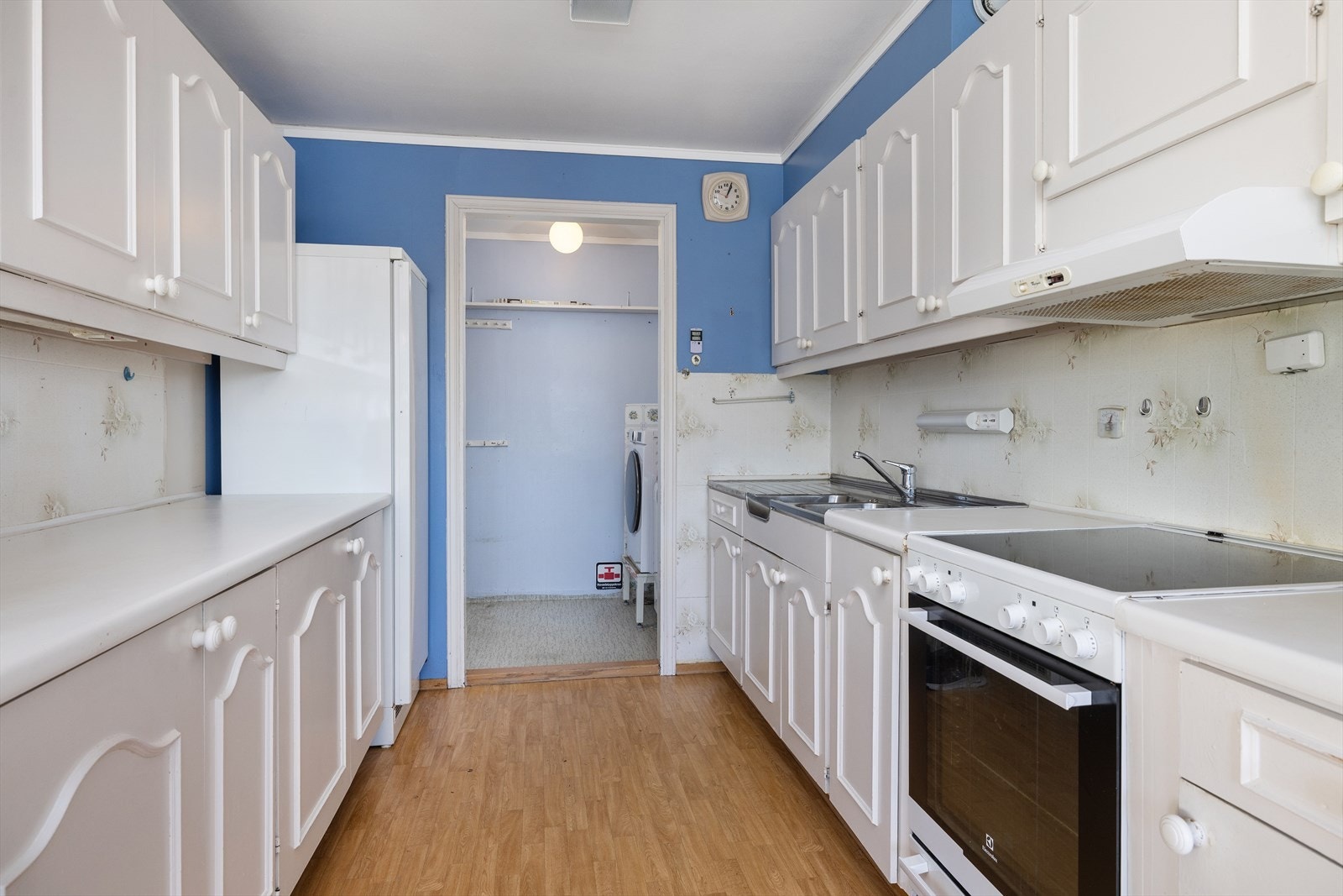 Innredningen har en funksjonell utforming med laminatbenkeplate og dobbelkum i stål. Galleribilde